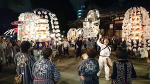 境内での万灯供養の様子