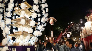 池上本門寺の万灯行列の様子　写真左が万灯